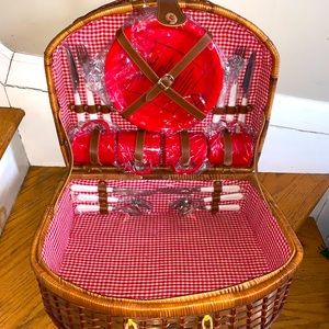 Wicker picnic basket